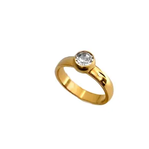 Elegante vergulde roestvrijstalen ring met een grote heldere gefacetteerde steen