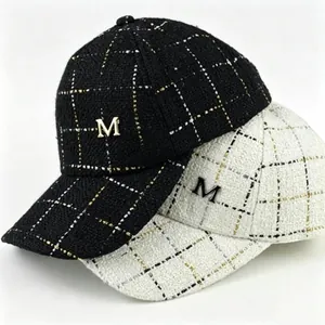Casquette de Baseball Élégante en Tweed à Carreaux Pour Femmes Mode Logo M en Métal Réglable Motif Grille Pare-soleil Casual Snapback