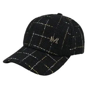 Casquette de baseball classique en tweed noir pour femmes avec logo M doré et motif