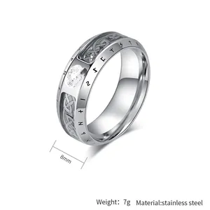 Detailopname van 8 mm zilveren roestvrijstalen Viking ring met oude runen inscripties