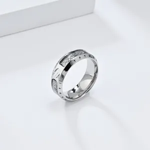 Detailopname van een vintage Viking rune ring van roestvrij staal met noorse patronen