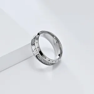 Detail van Viking runengravures en knooppatronen op een zilveren titanium ring.