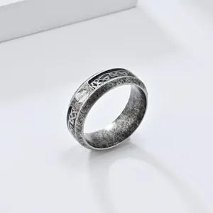 Detailopname van vintage Viking-runenring van titaniumstaal met verweerde zilveren finish