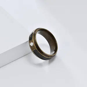 Detailopname van vintage Viking runenring van roestvrij staal met antieke bronzen finish