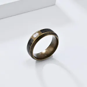 Detailopname van vintage Viking-runengravures op een rustieke bronskleurige ring