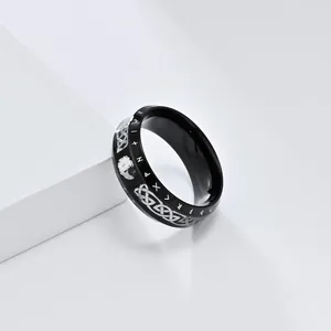 Gedetailleerde close-up van een zwarte Viking rune ring van roestvrij staal met Keltenknopen.