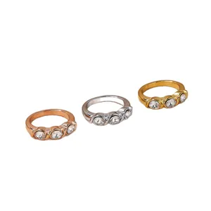 Bagues fines et minimalistes en trois couleurs avec des pierres rondes en zircone cubique.
