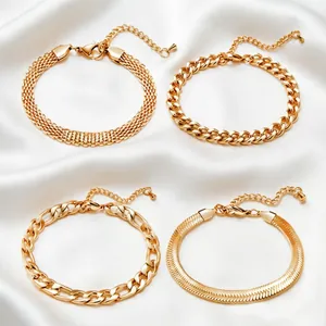 Élégant ensemble de quatre bracelets gourmettes en acier doré pour hommes sur satin
