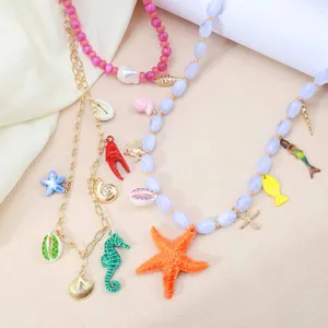 Primo piano di collane boho serie oceano con ciondoli a stella marina e ippocampo
