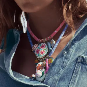 Collana bohémien con perline serie oceano e ciondoli floreali su denim