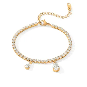 Detailweergave van 18K vergulde tennisarmband met peervormige zirkonia hangers