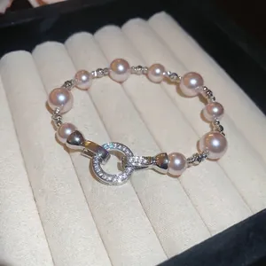 Vue macro détaillée d'un bracelet en perles avec fermoir en zircon pavé dans boîte