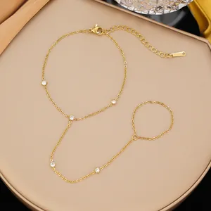 Elegante bracciale da mano in acciaio inossidabile dorato con dettagli in zirconi