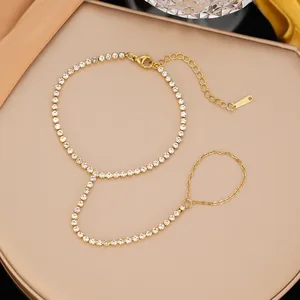Vista dettagliata di un bracciale anello in acciaio inossidabile dorato con strass brillanti