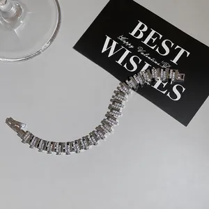 Elegante pulsera de eslabones bañada en oro de 18k con circonitas para un look de lujo.