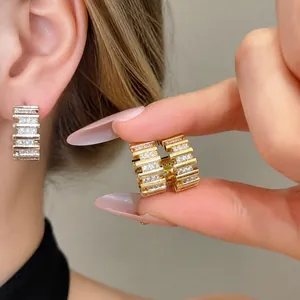 Pendientes geométricos bañados en oro de 18k con circonitas brillantes para mujer