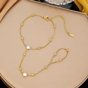 Dettaglio di un bracciale da mano in acciaio inossidabile dorato con zirconi brillanti