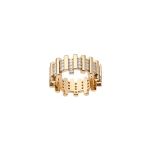 Elegante anillo chapado en oro de 18 quilates con filas de circonitas y diseño geométrico.