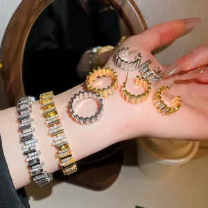 Vista detallada del conjunto de joyas de circón chapado en oro de 18k con anillos