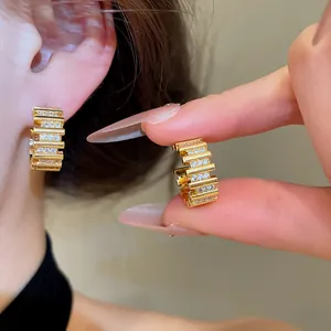 Vista detallada de pendientes de aro bañados en oro de 18k con circonitas microengastadas