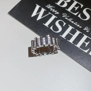 Detalle de cerca de un anillo de circonita plateado sobre tarjeta de Best Wishes