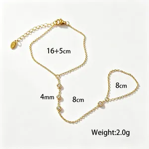 Elegante bracciale da mano in acciaio inossidabile placcato oro con strass raffinati