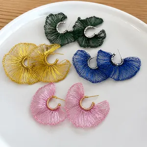 Elegantes pendientes de aro con volantes de malla en cuatro colores vibrantes de plata