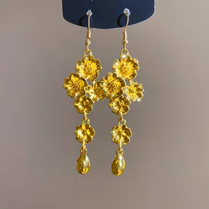 Vista dettagliata di orecchini vintage dorati con fiori e eleganti pendenti a goccia