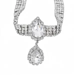 Élégant collier goutte en strass argenté avec des cristaux étincelants en forme de poire