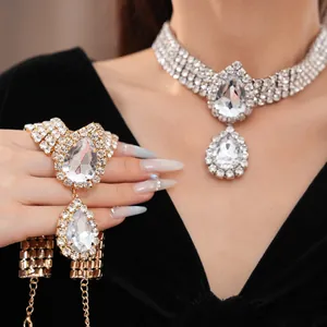 Vue détaillée du collier en cristal goutte de luxe et du bracelet assorti sur modèle