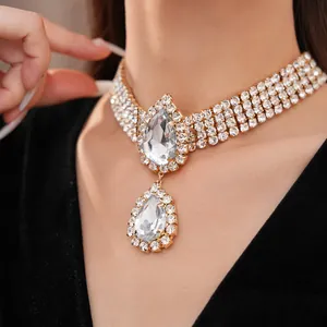 Gros plan d'un collier ras du cou en strass avec de grands pendentifs en goutte d'eau