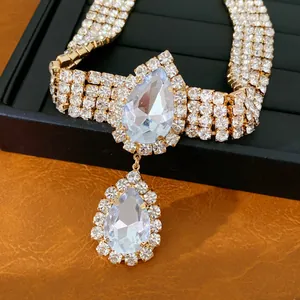 Détail d'un collier de luxe orné de strass avec un grand pendentif en forme de goutte