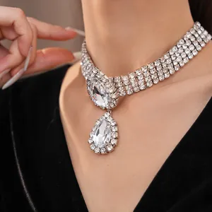 Vue détaillée d'un luxueux collier choker avec strass en goutte porté par un mannequin