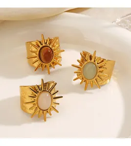 Detailansicht der sonneninspirierten, gehämmerten breiten Ringe mit ovalen Edelsteinen in Gold