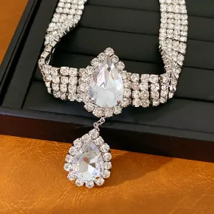 Gros plan d'un collier goutte en strass exquis avec des pierres poire étincelantes.