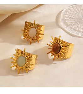 Nahaufnahme von retro gehämmerten Sonnenstrahl-Ringen mit bunten Edelsteinen in Gold