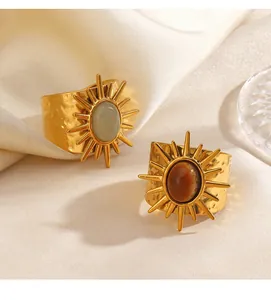 Detailansicht goldener Vintage-Sonnenringe mit Hammerschlag-Textur und Edelsteinen