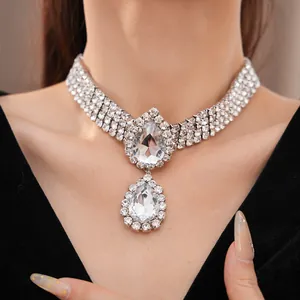 Vue détaillée d'un collier choker de luxe avec strass en forme de goutte
