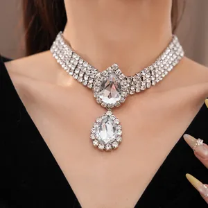 Vue détaillée d'un collier goutte de luxe en argent avec des strass étincelants