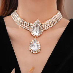 Gros plan exquis d'un collier ras du cou de luxe en strass goutte d'eau sur le cou