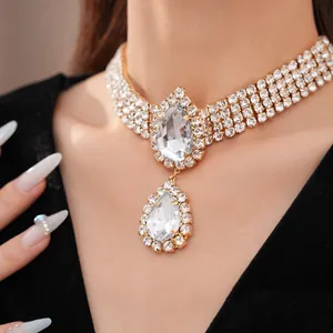 Vue détaillée du collier ras de cou de luxe avec gouttes d'eau en strass brillant