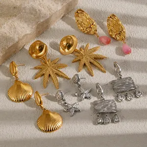 Collezione di orecchini di lusso in acciaio placcato oro con design conchiglia e stella marina