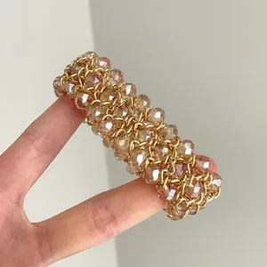 Vista detallada de pulsera de cuentas de vidrio dorado vintage con diseño trenzado intrincado