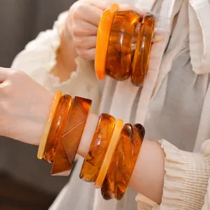 Bracelets empilables en résine ambre et orange aux formes géométriques minimalistes