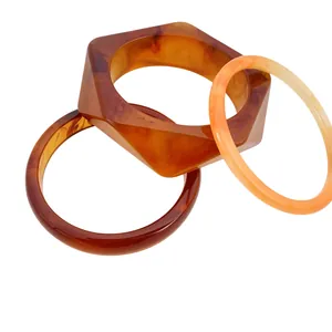 Ensemble de bracelets en résine géométrique avec joncs ambre hexagonaux et circulaires