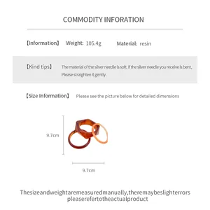 Détail des bracelets géométriques en résine avec dimensions de 9.7cm et poids de 105.4g