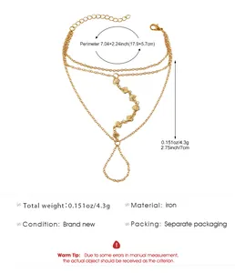 Vue détaillée d'un bracelet de main en coquillages dorés avec mesures et poids.