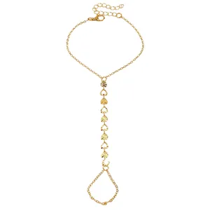 Bracelet bague élégant en or avec chaîne de cœurs délicats et détails gravés fins
