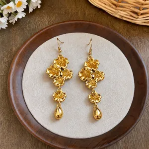Orecchini vintage placcati oro con fiori e pendenti eleganti a goccia d'acqua