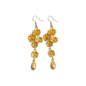 Eleganti orecchini vintage dorati con grappoli di fiori e pendente a forma di goccia liscia.